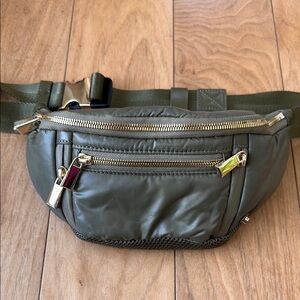 Caraa Small Sling in Olive